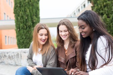 Grup çok etnik genç öğrenciler Üniversitesi Kampüsü