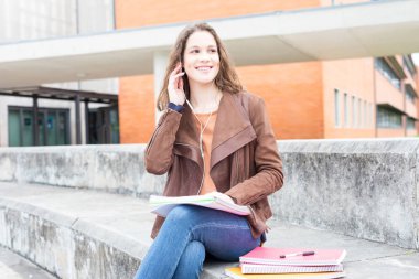 Mutlu genç öğrenci Üniversitesi Kampüsü