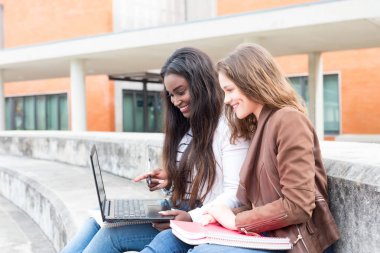 Grup çok etnik genç öğrenciler Üniversitesi Kampüsü