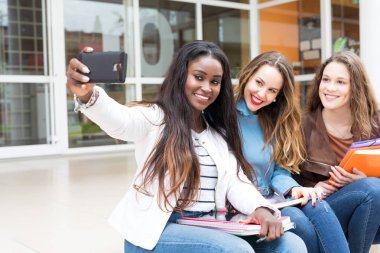 Grup çok etnik genç öğrenciler Üniversitesi Kampüsü