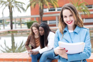 Grup çok etnik genç öğrenciler Üniversitesi Kampüsü