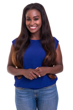 güzel genç Afrikalı kadın üzerinde beyaz izole poz