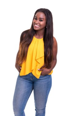 güzel genç Afrikalı kadın üzerinde beyaz izole poz