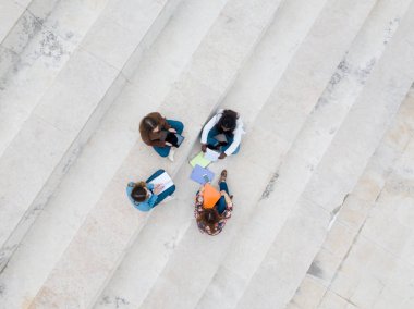 Atış robot: Grup çok etnik genç öğrenciler Üniversitesi Kampüsü