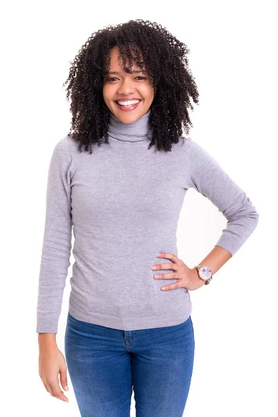 güzel genç Afrikalı kadın üzerinde beyaz izole poz