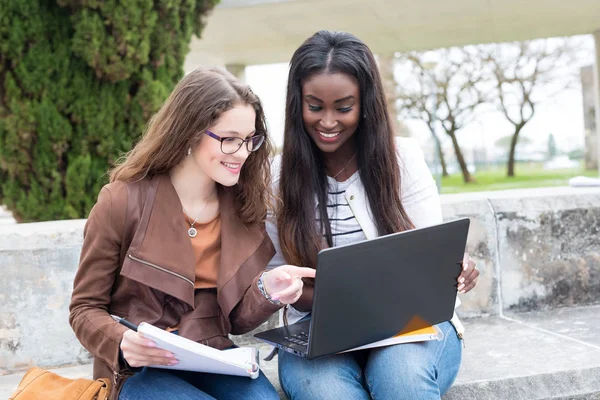 Grupa Multi Etniczne Młodych Studentów Kampusie Uniwersytetu — Zdjęcie stockowe