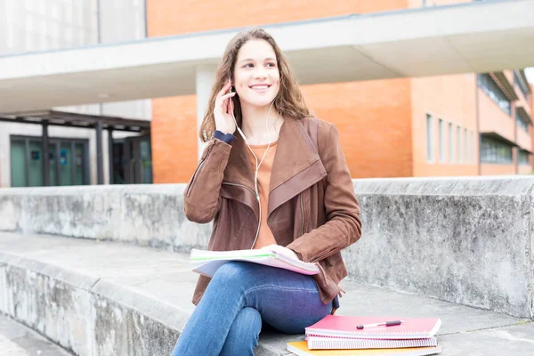 Mutlu genç öğrenci Üniversitesi Kampüsü