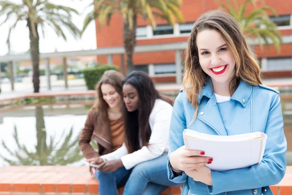 Grup çok etnik genç öğrenciler Üniversitesi Kampüsü