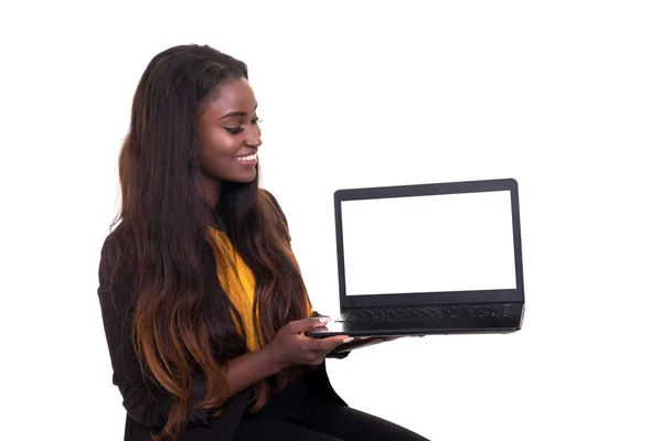 年轻非洲妇女在笔记本电脑上展示您的产品 — 图库照片