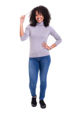 güzel genç Afrikalı kadın üzerinde beyaz izole poz