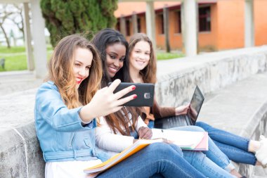 Grup çok etnik genç öğrenciler Üniversitesi Kampüsü