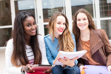 Grup çok etnik genç öğrenciler Üniversitesi Kampüsü