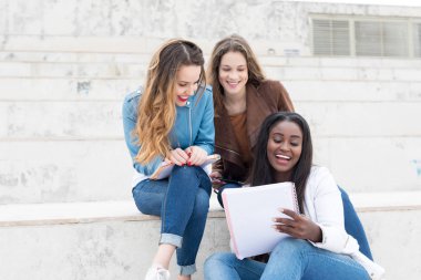 Grup çok etnik genç öğrenciler Üniversitesi Kampüsü