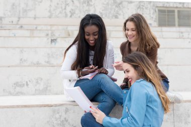 Grup çok etnik genç öğrenciler Üniversitesi Kampüsü