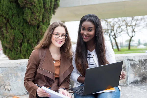 Grup çok etnik genç öğrenciler Üniversitesi Kampüsü