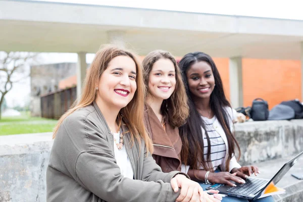 Grup çok etnik genç öğrenciler Üniversitesi Kampüsü