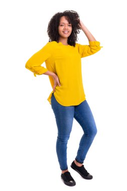 güzel genç Afrikalı kadın üzerinde beyaz izole poz