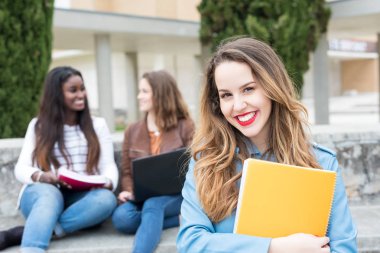 Grup çok etnik genç öğrenciler Üniversitesi Kampüsü
