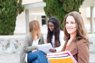 Grup çok etnik genç öğrenciler Üniversitesi Kampüsü