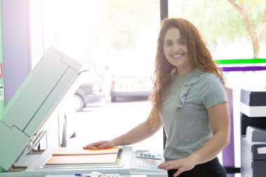 Genç bir öğrenci onun sonu sınavları için bazı kopya alma bir kopyalama merkezi 