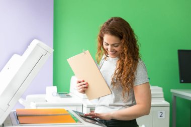 Genç bir öğrenci onun sonu sınavları için bazı kopya alma bir kopyalama merkezi 