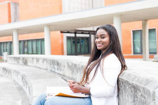 Feliz Estudiante Africano Campus Universitario — Foto de Stock