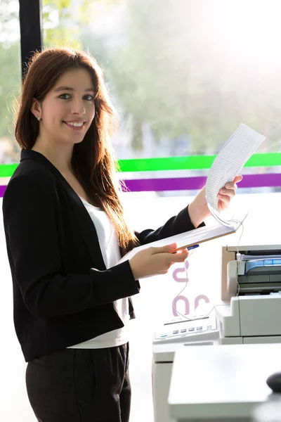 Eine Junge Studentin Einem Kopierzentrum Die Kopien Für Ihre Abschlussprüfungen — Stockfoto