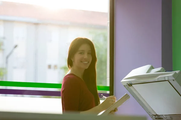 Eine Junge Studentin Einem Kopierzentrum Die Kopien Für Ihre Abschlussprüfungen — Stockfoto