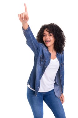 Beyaz bir arka plan üzerinde izole bir şey işaret eden güzel Afrikalı kadın