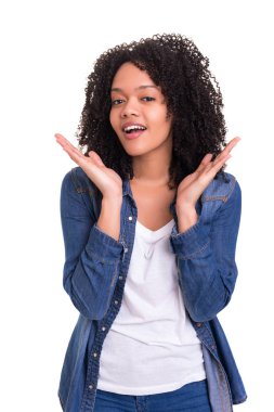 Çok şaşırmış kadın, beyaz bir arka plan üzerinde izole