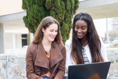 Grup çok etnik genç öğrenciler Üniversitesi Kampüsü