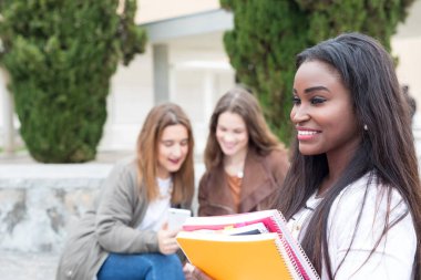 Grup çok etnik genç öğrenciler Üniversitesi Kampüsü