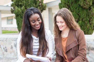 Grup çok etnik genç öğrenciler Üniversitesi Kampüsü