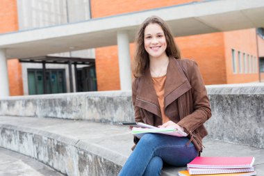 Mutlu genç öğrenci Üniversitesi Kampüsü