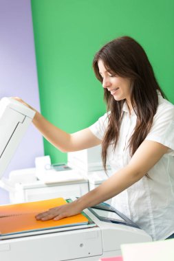 Genç öğrenci onu final sınavları için bazı kopya alma bir kopyalama merkezi 