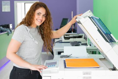 Genç öğrenci onu final sınavları için bazı kopya alma bir kopyalama merkezi 