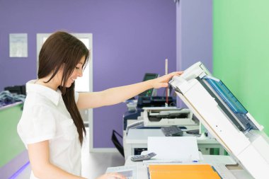 Genç öğrenci onu final sınavları için bazı kopya alma bir kopyalama merkezi 