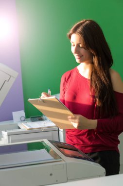 Genç öğrenci onu final sınavları için bazı kopya alma bir kopyalama merkezi 