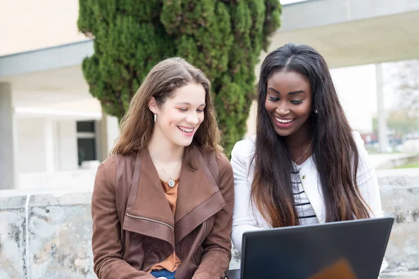 Grup çok etnik genç öğrenciler Üniversitesi Kampüsü