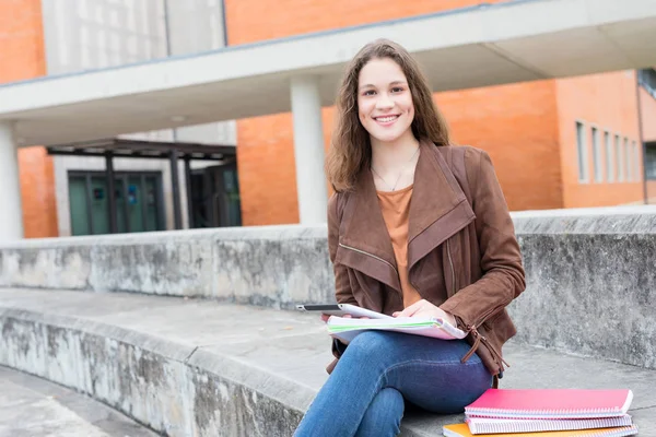 Mutlu genç öğrenci Üniversitesi Kampüsü