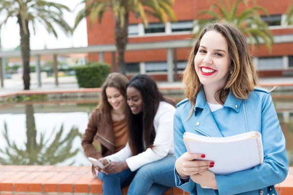 Gruppe Multiethnischer Junger Studenten Auf Dem Universitätscampus — Stockfoto