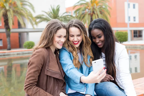 Gruppo Multi Etnico Giovani Studenti Presso Campus Universitario — Foto Stock