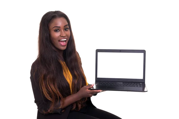 Mujer Africana Joven Que Presenta Producto Ordenador Portátil — Foto de Stock