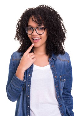 güzel genç Afrikalı kadın üzerinde beyaz izole poz