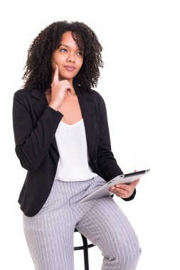 Genç Afrika işkadını beyaz bitti izole bir tablet ile çalışma