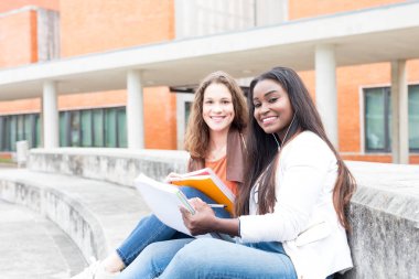 Grup çok etnik genç öğrenciler Üniversitesi Kampüsü