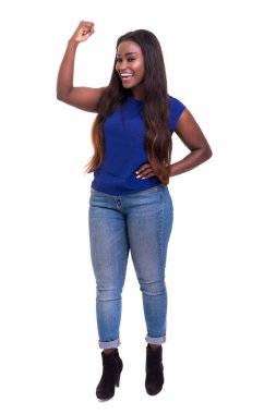 Stüdyo çekim silah kaldırdı ile çok mutlu bir Afrika kadın