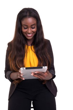 Genç Afrika işkadını beyaz bitti izole bir tablet ile çalışma