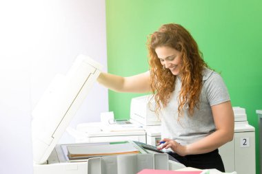 Genç bir öğrenci onun sonu sınavları için bazı kopya alma bir kopyalama merkezi 