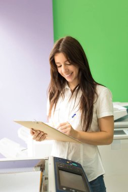 Genç bir öğrenci onun sonu sınavları için bazı kopya alma bir kopyalama merkezi 